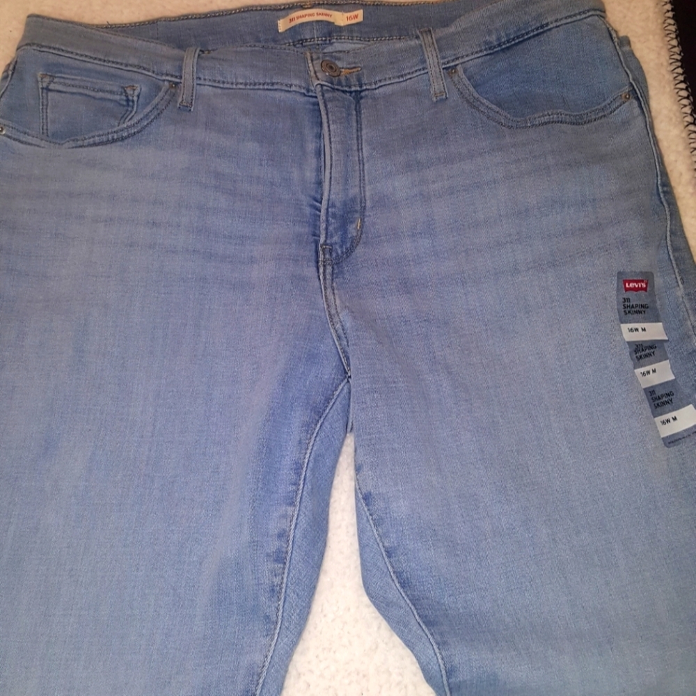 come & get yourself a pair of Levi's jeans 👖💙